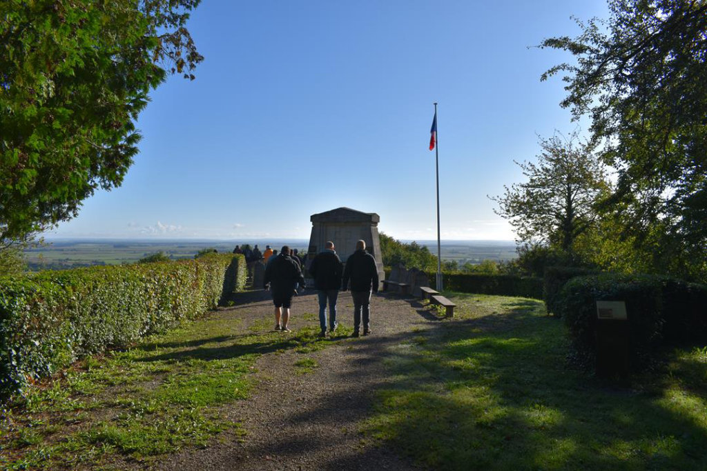 Ein klarer Morgen. Denkmal Point X mit Blick in die Woevre-Ebene